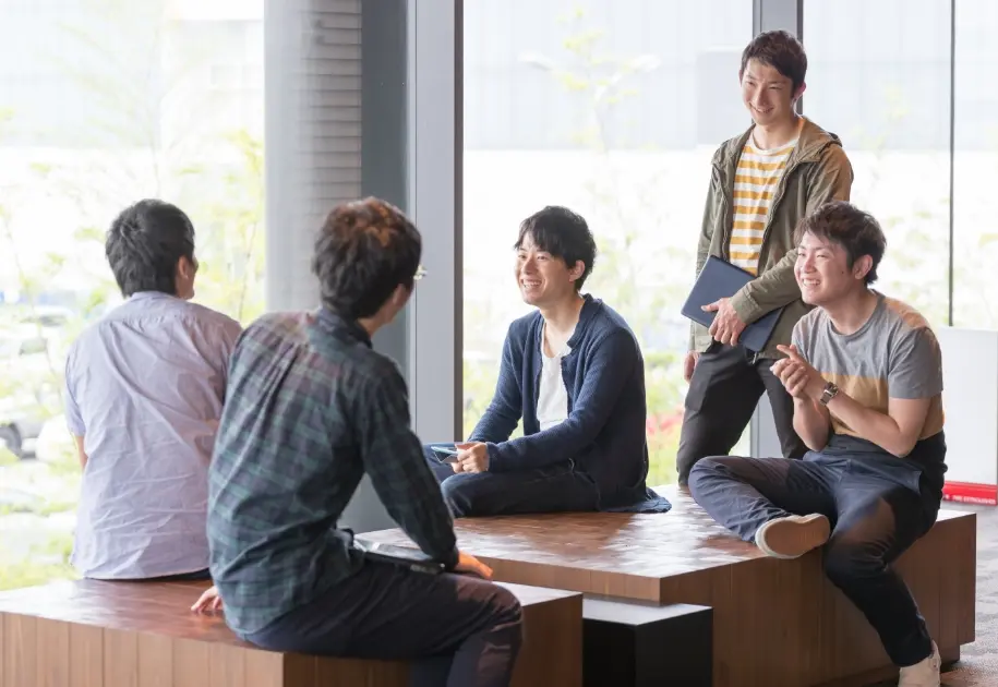 エンジニアスタッフが集まって談笑しているイメージ